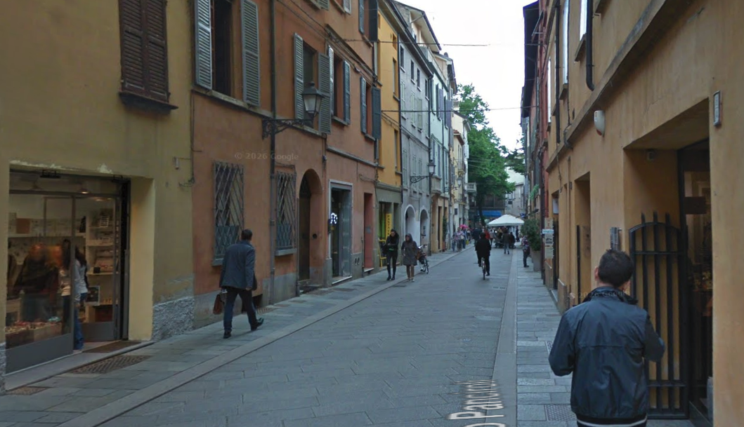 28ENNE MINACCIATA CON COLTELLO IN VIA PANCIROLI PER UNA RAPINA. IN FUGA I DUE MALVIVENTI