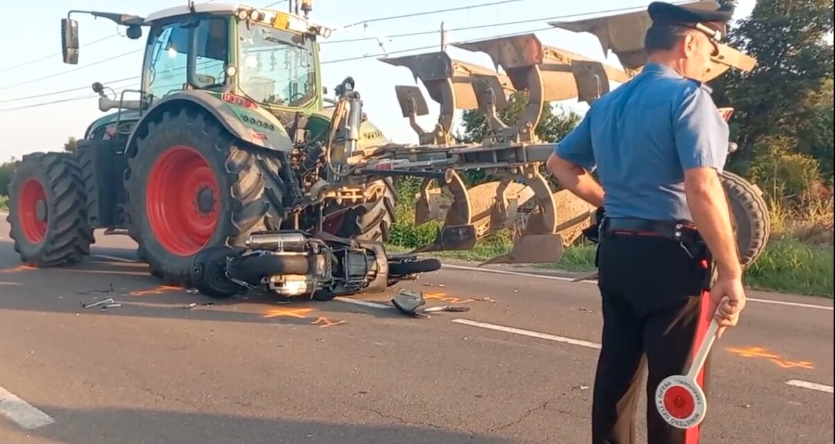 BASSA REGGIANA, MOTO FINISCE CONTRO TRATTORE. CENTAURO SALVO