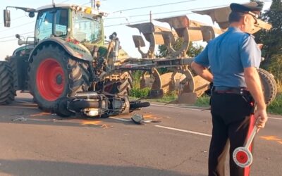 BASSA REGGIANA, MOTO FINISCE CONTRO TRATTORE. CENTAURO SALVO