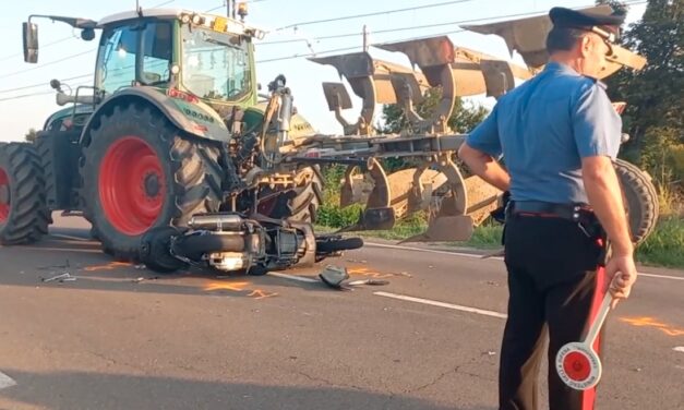 BASSA REGGIANA, MOTO FINISCE CONTRO TRATTORE. CENTAURO SALVO