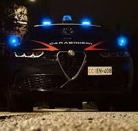 RAPINATO DA UN GRUPPO DI GIOVANI ENTRA NELL’AUTO DEI CARABINIERI PER SALVARSI
