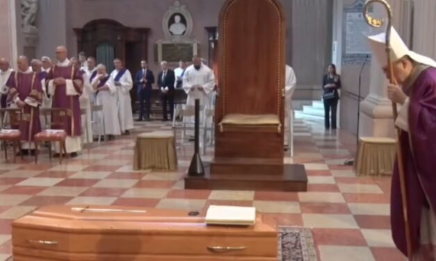 COMMOZIONE E PARTECIPAZIONE AL FUNERALE DEL VESCOVO EMERITO CAPRIOLI ( vedi servizio tg )