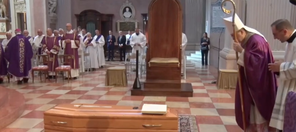 COMMOZIONE E PARTECIPAZIONE AL FUNERALE DEL VESCOVO EMERITO CAPRIOLI ( vedi servizio tg )