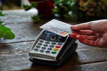 SPESE COL BANCOMAT ALTRUI, DENUNCIATO