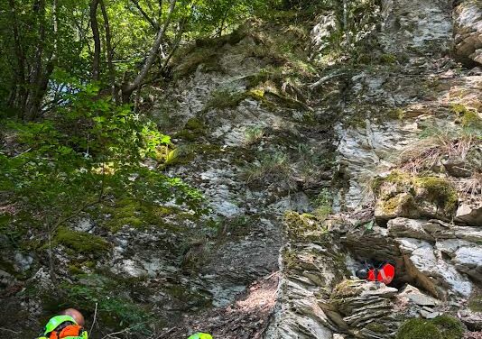 OPERAIO SCIVOLA IN UN CALANCO, SALVATO DAL SOCCORSO ALPINO