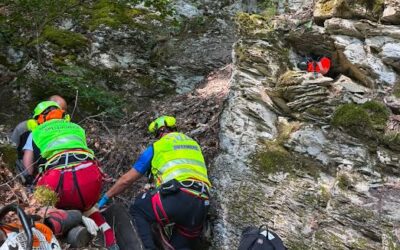 OPERAIO SCIVOLA IN UN CALANCO, SALVATO DAL SOCCORSO ALPINO
