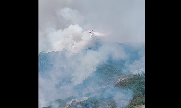 CANOSSA, LE FIAMME MINACCIANO LE CASE DEL VILLAGGIO DEI LUPI, CANADAIR IN AZIONE