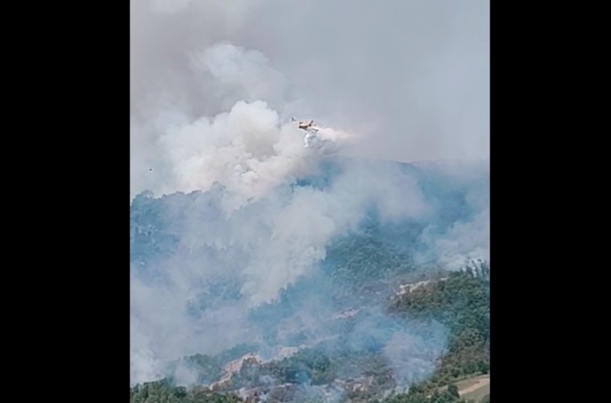 CANOSSA, LE FIAMME MINACCIANO LE CASE DEL VILLAGGIO DEI LUPI, CANADAIR IN AZIONE