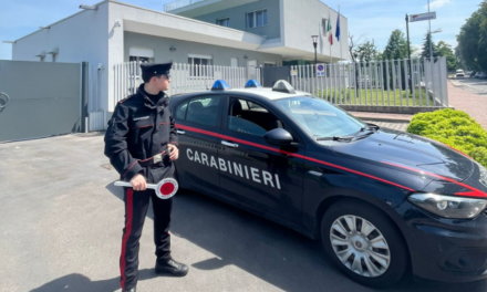 INSULTA I CARABINIERI, IN TASCA DROGA E COLTELLO