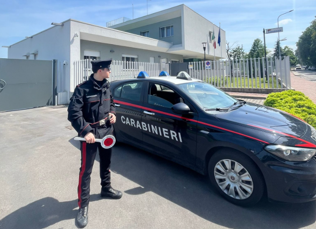 INSULTA I CARABINIERI, IN TASCA DROGA E COLTELLO
