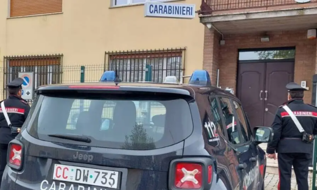 SASSI CONTRO IL TRATTORE  DEL VICINO E CARRAIA BLOCCATA, DENUNCIATO UN 68ENNE