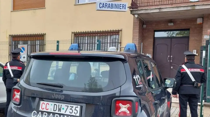 SASSI CONTRO IL TRATTORE  DEL VICINO E CARRAIA BLOCCATA, DENUNCIATO UN 68ENNE