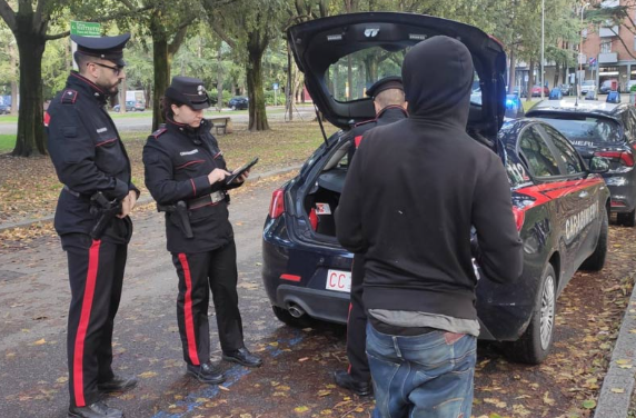 IN POSSESSO DI DROGA E CONTANTI, PUSHER ARRESTATO