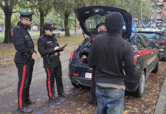 IN POSSESSO DI DROGA E CONTANTI, PUSHER ARRESTATO