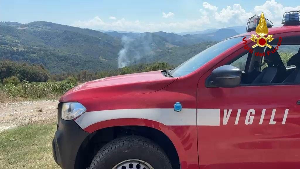 INCENDIO CANOSSA, SITUAZIONE SOTTO CONTROLLO MA SI LAVORERA’ TUTTA NOTTE