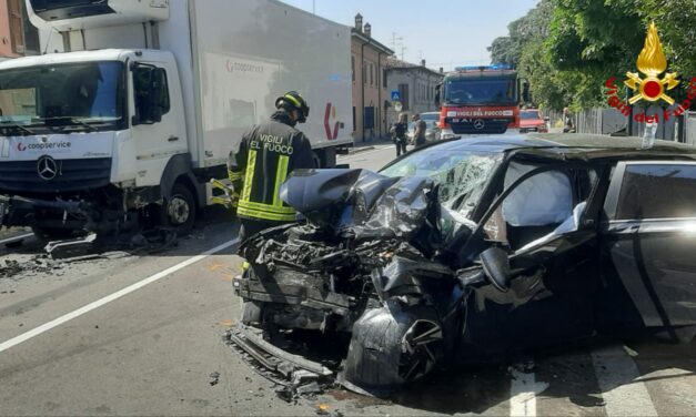 VILLA GAIDA, SCONTRO AUTO MEZZO PESANTE, FERITO UN 25ENNE