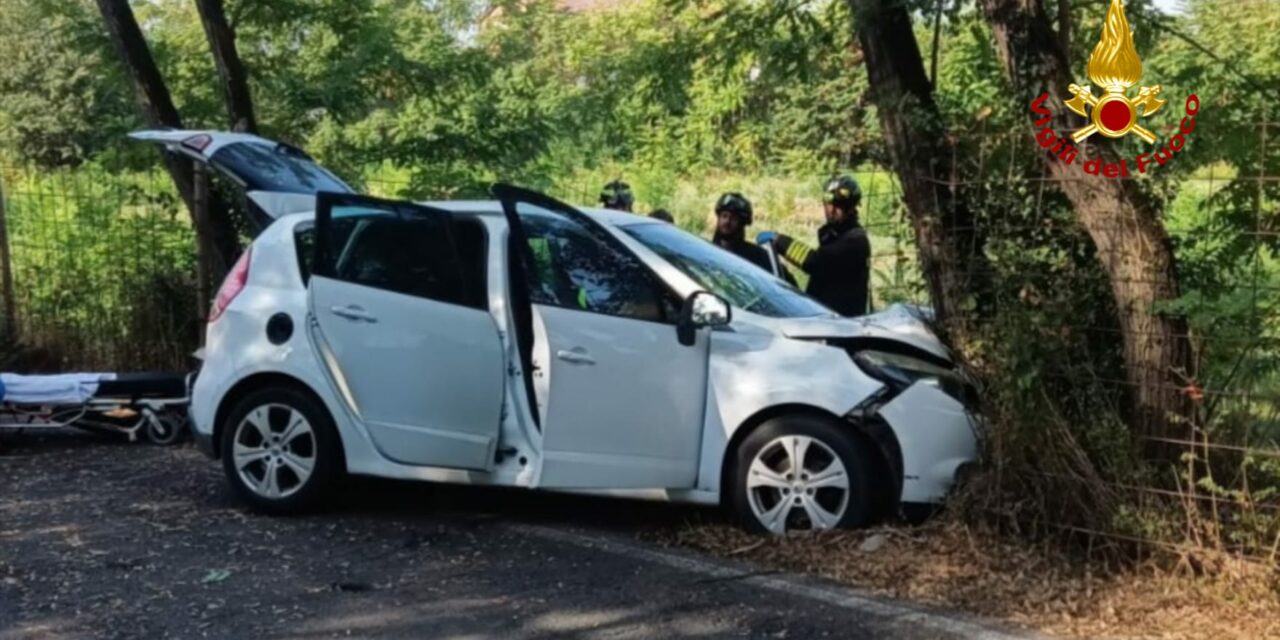 SCHIANTO CONTRO UN ALBERO, DUE FERITI