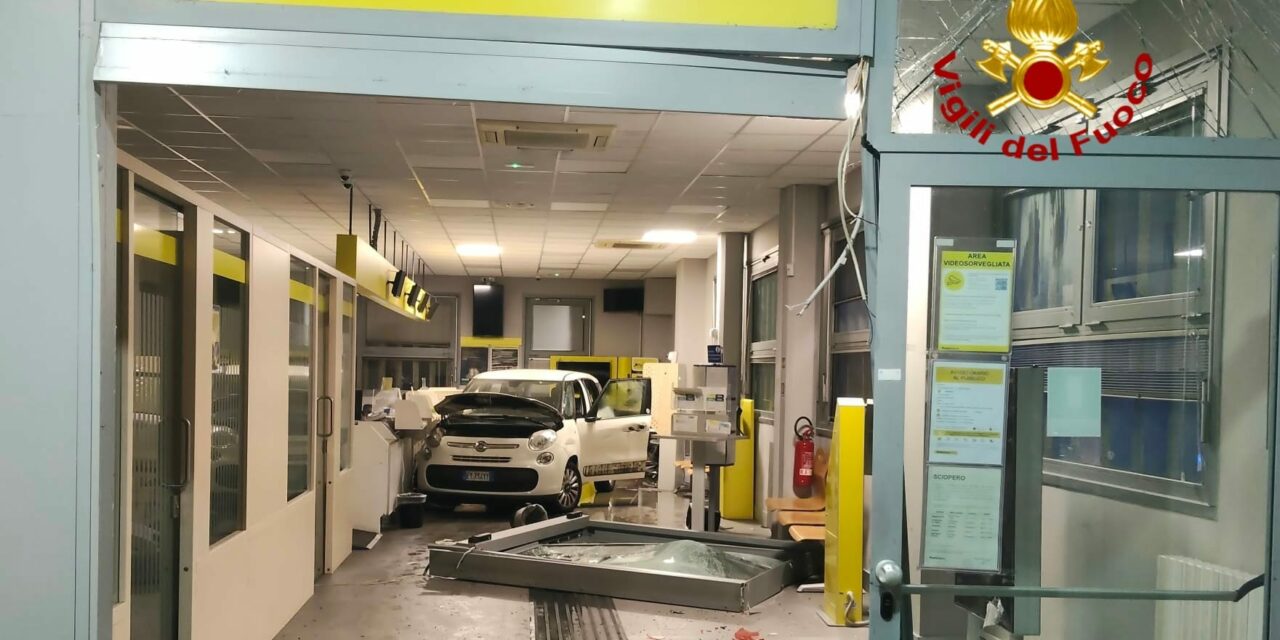 ASSALTO NOTTURNO ALLE POSTE DI RUBIERA, INGRESSO SFONDATO CON UN’AUTO