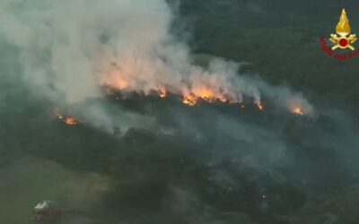 VASTO INCENDIO A CANOSSA, IN AZIONE ANCHE IL CANADAIR