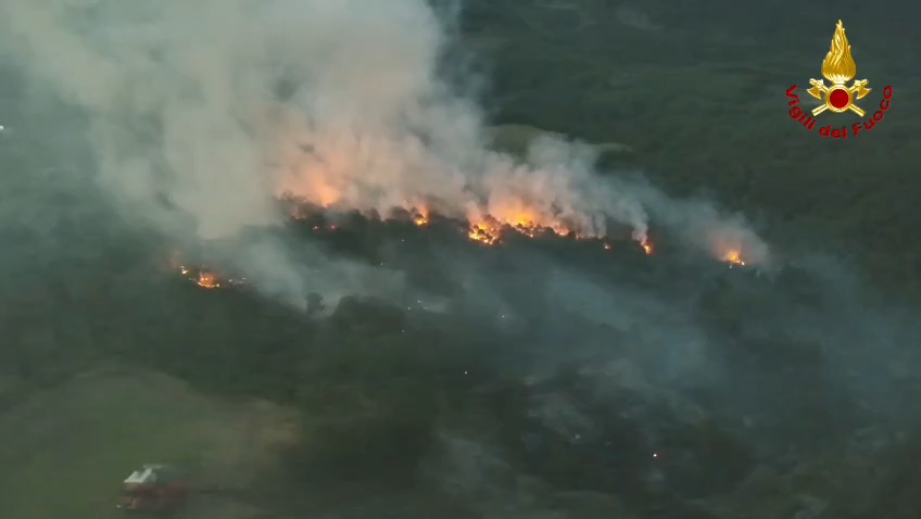 VASTO INCENDIO A CANOSSA, IN AZIONE ANCHE IL CANADAIR