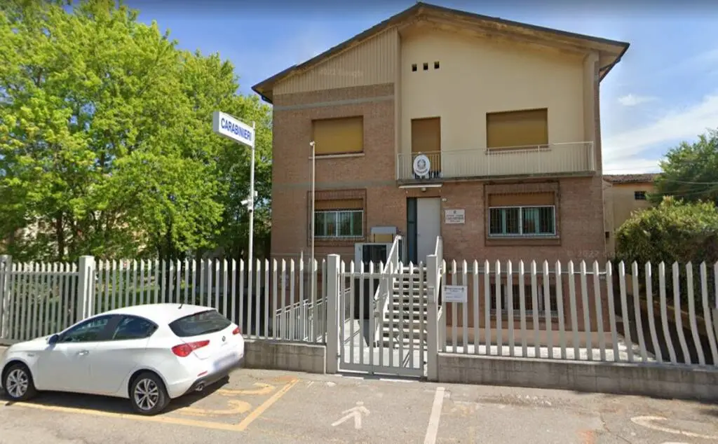 DERUBATO DALLA OSPITE MENTRE DORME