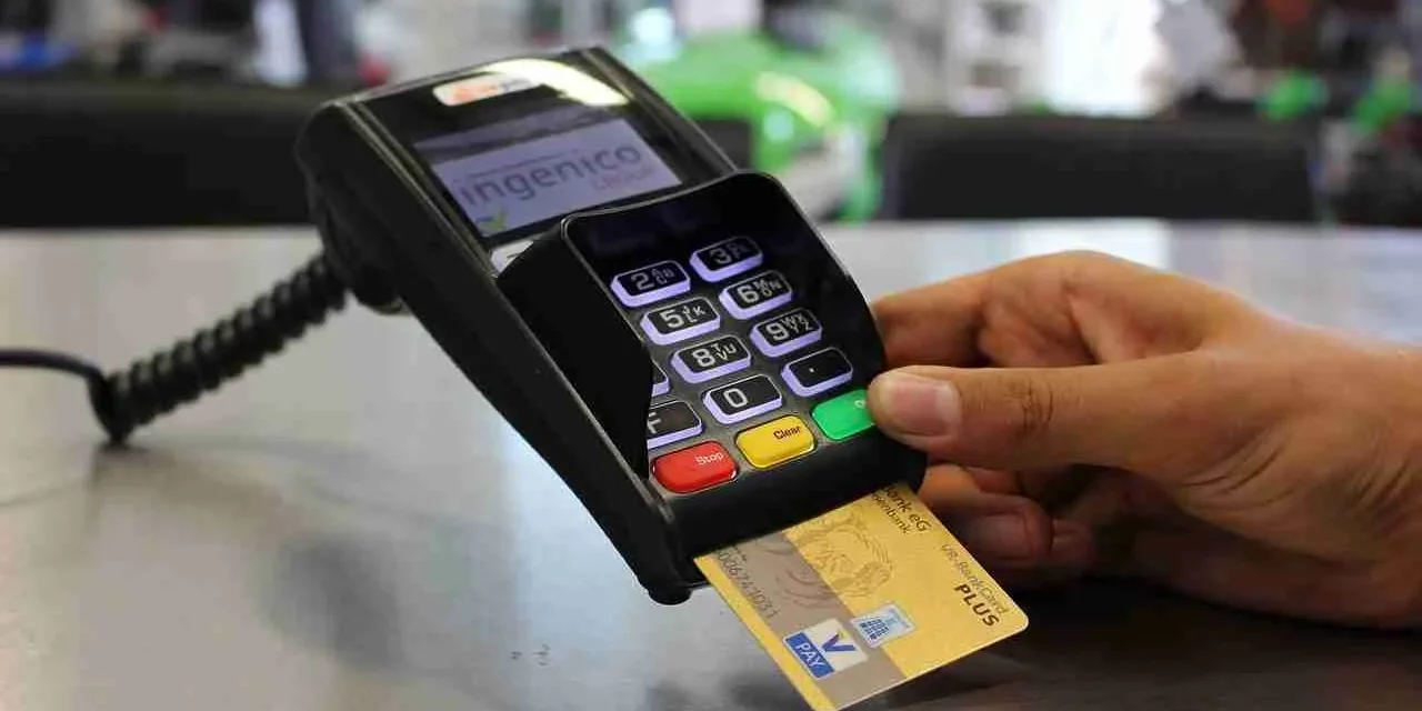 ACQUISTI CON BANCOMAT RUBATO, DENUNCIATO UN GIOVANE