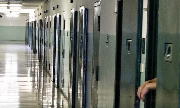 CARCERE, DETENUTO PER OMICIDIO PESTA GIOVANE AGENTE, IL POLIZIOTTO FERITO E’ SVENUTO