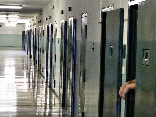 CARCERE, DETENUTO PER OMICIDIO PESTA GIOVANE AGENTE, IL POLIZIOTTO FERITO E’ SVENUTO