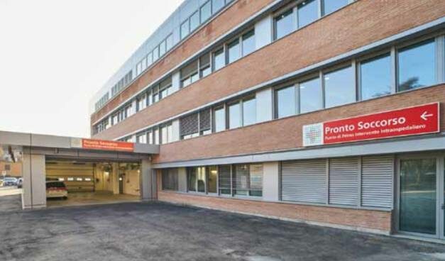 AGGRESSIONE IN OSPEDALE, SPINTONA INFERMIERA E MINACCIA I CARABINIERI