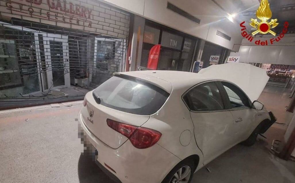 GUASTALLA, AUTO USATA COME ARIETE PER SVALIGIARE UNA GIOIELLERIA