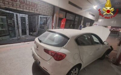 GUASTALLA, AUTO USATA COME ARIETE PER SVALIGIARE UNA GIOIELLERIA