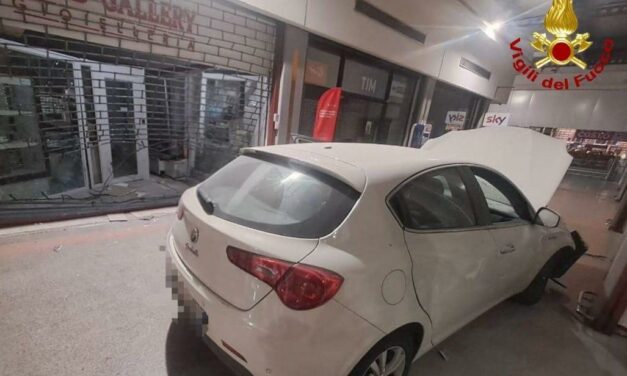 GUASTALLA, AUTO USATA COME ARIETE PER SVALIGIARE UNA GIOIELLERIA