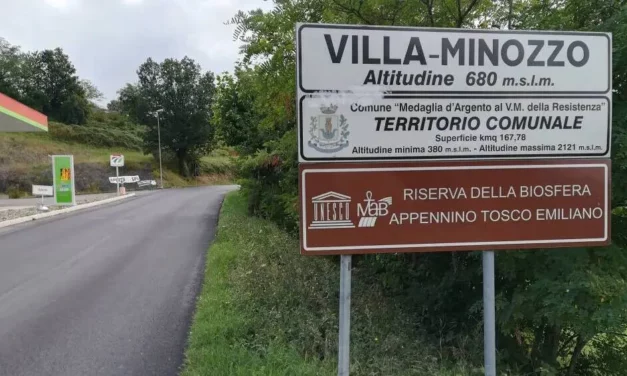 RUBA IL CARTELLO “BENVENUTI A VILLA MINOZZO” E LO NASCONDE IN GARAGE