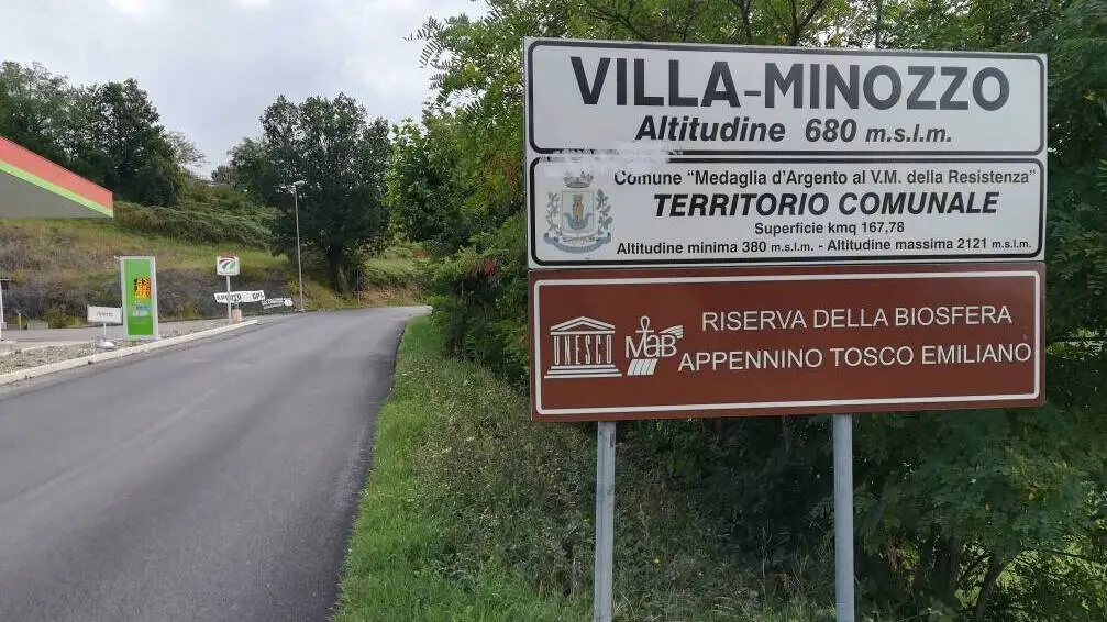 RUBA IL CARTELLO “BENVENUTI A VILLA MINOZZO” E LO NASCONDE IN GARAGE