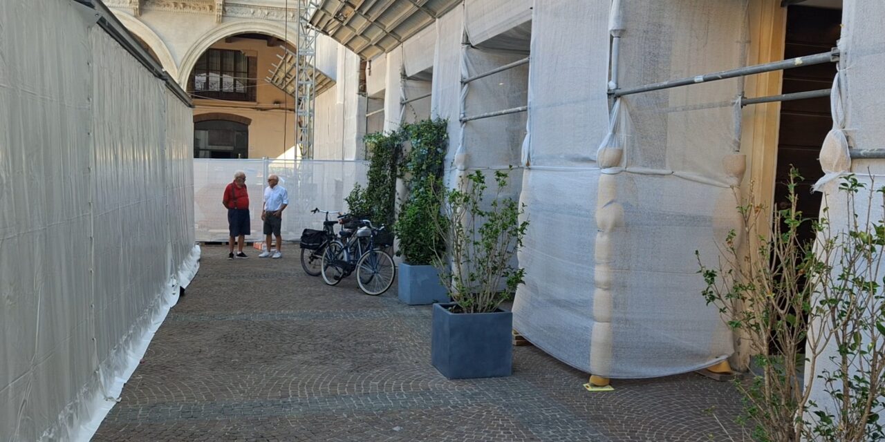 PIAZZA PRAMPOLINI, DUE NEGOZI “MURATI” E NASCOSTI DA CANTIERE E FESTIVAL