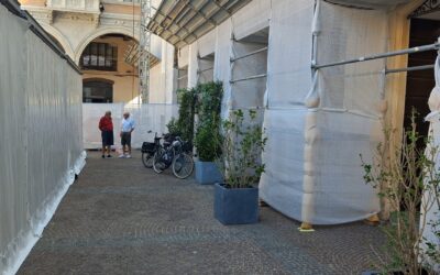 PIAZZA PRAMPOLINI, DUE NEGOZI “MURATI” E NASCOSTI DA CANTIERE E FESTIVAL