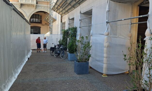 PIAZZA PRAMPOLINI, DUE NEGOZI “MURATI” E NASCOSTI DA CANTIERE E FESTIVAL