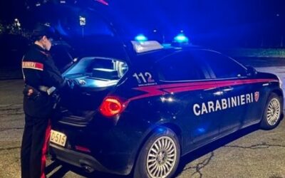 AFFERRA IL FIGLIO PER IL COLLO, LA FAMIGLIA LO FILMA, ARRESTATO