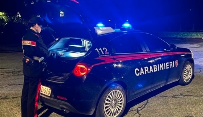 AFFERRA IL FIGLIO PER IL COLLO, LA FAMIGLIA LO FILMA, ARRESTATO