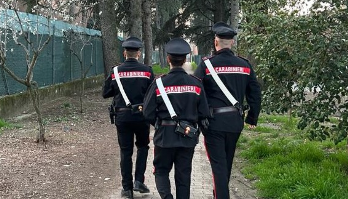 SCANDIANO, SEI MINORENNI DENUNCIATI PER ROGO AL PARCO E SCRITTE CONTRO FORZE DELL’ORDINE