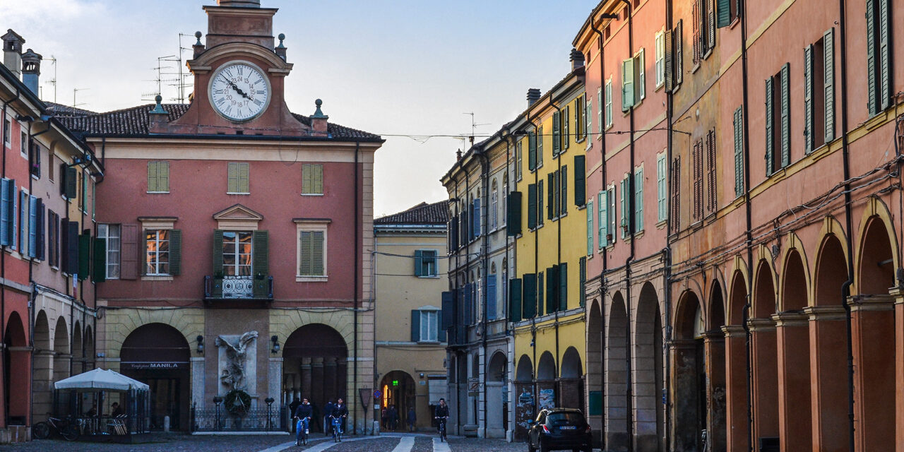 CORREGGIO, LITE CON COLTELLO IN CENTRO