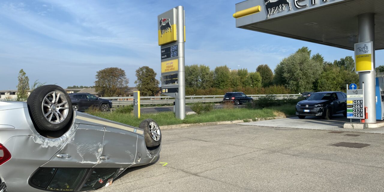 INCIDENTE IN TANGENZIALE IERI POMERIGGIO , AUTO RIBALTATA NELL’AREA DEL DISTRIBUTORE ENI