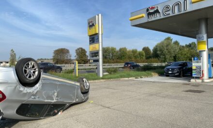 INCIDENTE IN TANGENZIALE IERI POMERIGGIO , AUTO RIBALTATA NELL’AREA DEL DISTRIBUTORE ENI