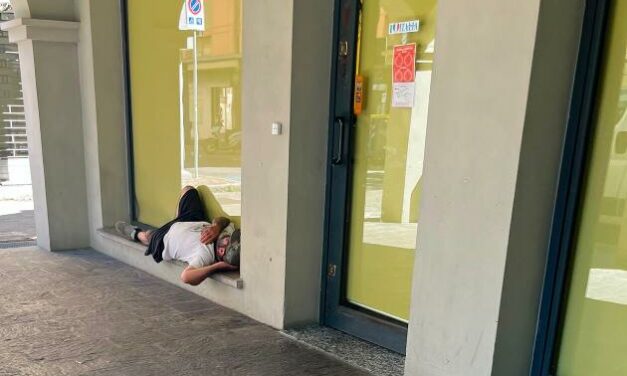 ESPOSTO CON MILLE FIRME CONTRO IL DEGRADO IN VIA EMILIA SAN PIETRO 