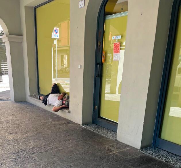ESPOSTO CON MILLE FIRME CONTRO IL DEGRADO IN VIA EMILIA SAN PIETRO 