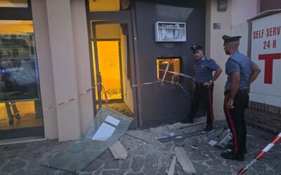 CASTELLARANO, FANNO ESPLODERE POSTAZIONE BANCOMAT, LADRI IN FUGA CON IL BOTTINO