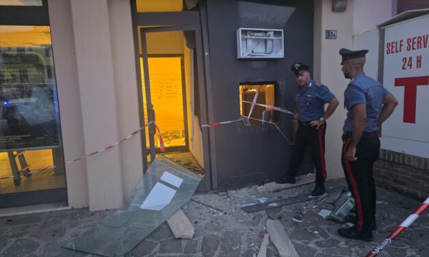 CASTELLARANO, FANNO ESPLODERE POSTAZIONE BANCOMAT, LADRI IN FUGA CON IL BOTTINO