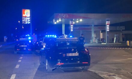 VIOLENZA E FOLLIA IN VIA MARTIRI DI CERVAROLO. UN UOMO HA COLPITO CON UN CACCIAVITE UNA DONNA E POI NE HA INVESTITE ALTRE DUE