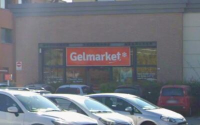 RUBA IN UN SUPERMERCATO E SPINGE LA COMMESSA