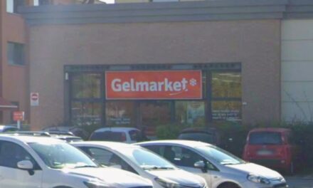 RUBA IN UN SUPERMERCATO E SPINGE LA COMMESSA